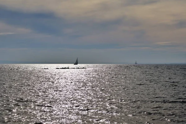 Akdeniz 'de Alicante kıyısında yelkenli yelkenlisinin panoramik görüntüsü. Çevre dostu ulaşım araçları