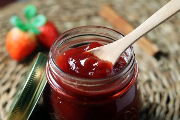 Nahaufnahme Eines Versenkten Kochlöffels Einem Glas Hausgemachter Erdbeermarmelade Rezept Zur — Stockfoto