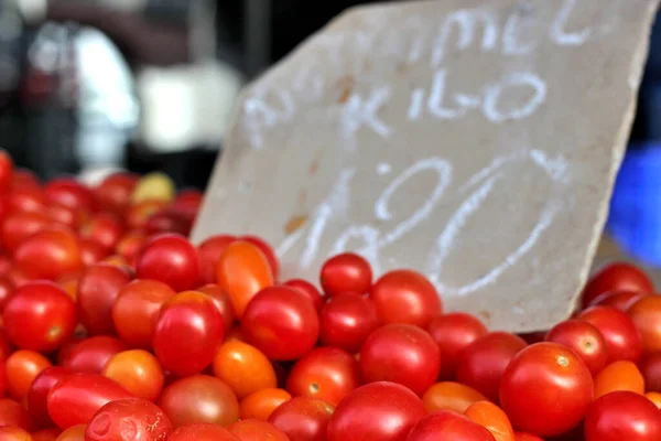 Primer Plano Los Tomates Mini Cereza Puesto Mercado Cultivo Productos —  Fotos de Stock