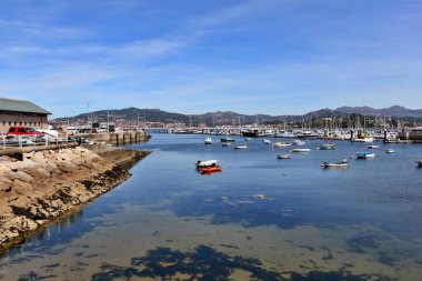 Bayona, Pontevedra, İspanya Ağustos 2020 İspanya 'nın Pontevedra ilinin Bayona kentindeki yat limanının manzarası