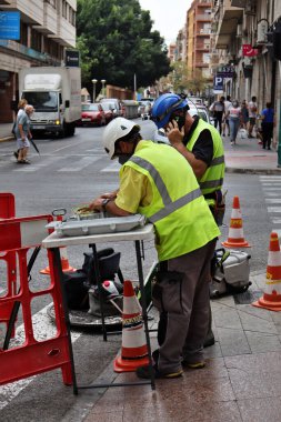 Elche, İspanya Eylül 2020 telekomünikasyon mühendisleri şehrin yeraltı kablolarının bakımını yapıyor.