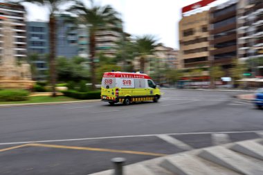 Alicante, İspanya Eylül 2020 acil tıbbi yardıma katılan ambulans şehir merkezinde acil durum ışıklarıyla