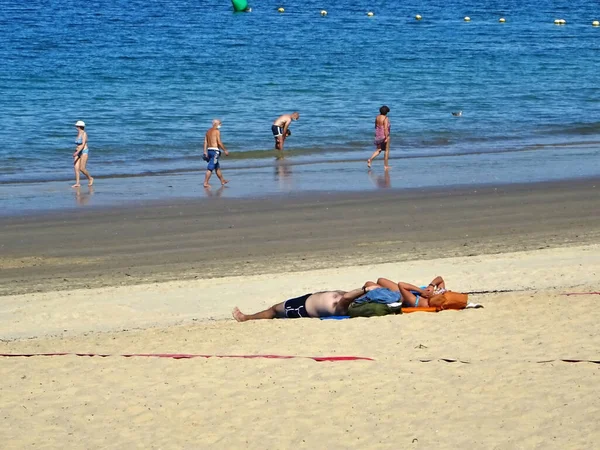 Vigo, Pontevedra, İspanya Ağustos 2020 Vigo, İspanya kıyılarındaki Samil plajında güneşlenen insanlar