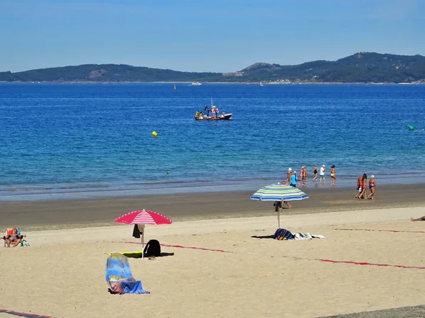 Vigo, Pontevedra, İspanya Ağustos 2020 Vigo, İspanya kıyılarındaki Samil plajında güneşlenen insanlar