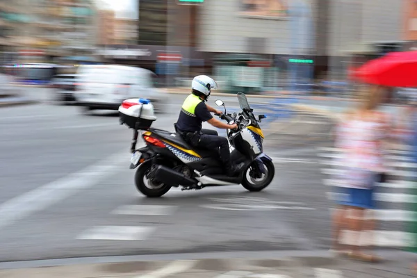 Alicante, İspanya Eylül 2020 Polis memuru, şehir merkezinde trafiğin yoğun olduğu saatte motosiklete biniyor..