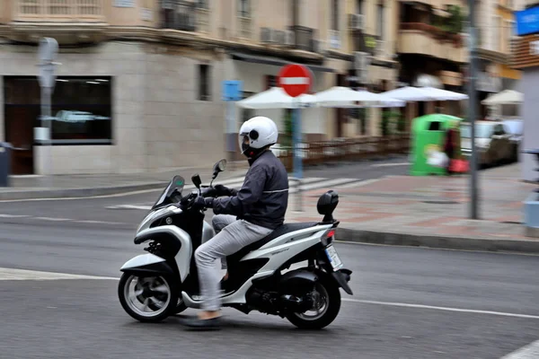 Alicante, İspanya Eylül 2020. Mobiletiyle şehir merkezinde gezen genç adam.