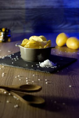 Hayat boyu patates cipsi. Aperatifler ve atıştırmalıklar. Gıda sektörü, aşçılık fotoğrafçılığı kırsal ve karanlık stil