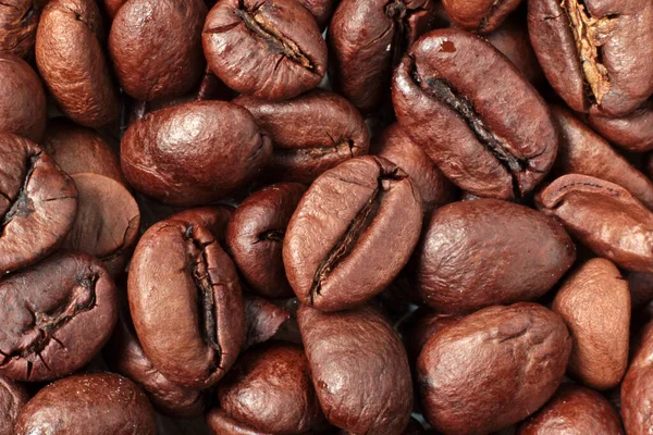 Kavrulmuş kahve çekirdekleri. Makro kahve çekirdekleri. Arkaplan, doku ya da desenler için kahve çekirdeği yığını