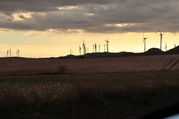 Rüzgar Parkı. Rüzgar jeneratörlerinin ve elektrik türbinlerinin rüzgar kaynağıyla elektrik üretmek için manzara görüntüsü. Sürdürülebilir enerji çevreye saygılıdır