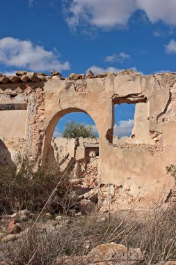 Eski evin ve otlak çiftliğinin kalıntıları. Toplum ve iklim değişikliği. Kırsal göç ve kırsal kesimlerin nüfusu azalıyor.