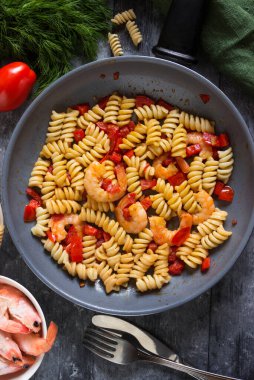 Fusilli makarna ve tavada sebzeli karides. Asya yemekleri yaratıcı konsepti. Yukarıdan görüntüle.