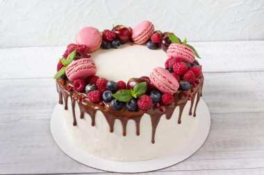 Taze böğürtlen, badem kurabiyesi ve naneli doğum günü pastası. .