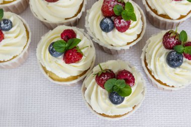 Taze çilekli lezzetli kekler, ahududu, yabanmersini. Hafif tatlı..