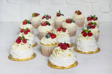 Taze çilekli lezzetli kekler, ahududu, yabanmersini. Hafif tatlı..