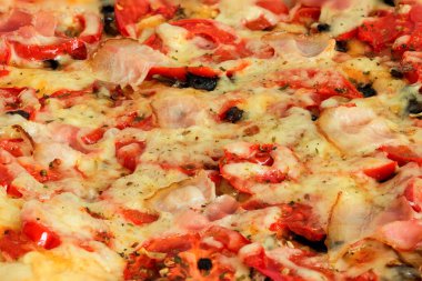 Pastırmalı, domatesli, peynirli ve mantarlı taze pizza..