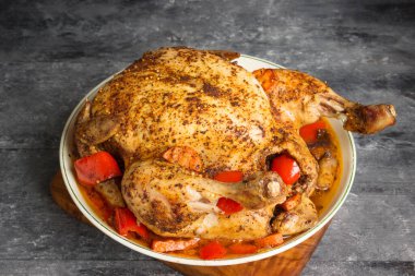 Sebzelerle pişirilmiş marine edilmiş tavuk..