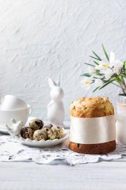 Paskalya tatlı ekmeği, kulich (kek), beyaz timsahlı bıldırcın yumurtası. Tatil kahvaltısı. .