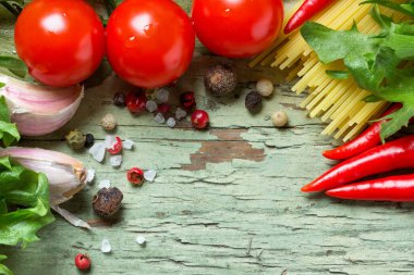 Domates soslu makarna yapmak için gerekli malzemeler.