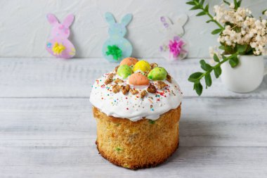 Bu Paskalya pastası beyaz jöle ve marzepan yumurtalarıyla süslenmiş..