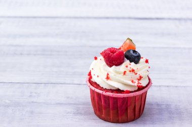 Sevgililer Günü. Taze çilekli kek, çilek, ahududu, yabanmersini ve nane.