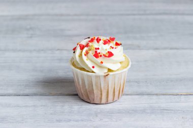 Kupa serpiştirilmiş beyaz kremalı enfes kek..