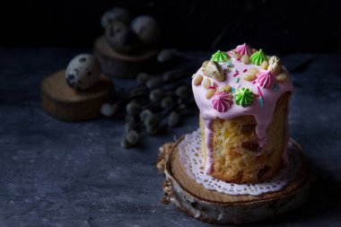 Bu Paskalya pastası koyu arkaplanda krema ve fındık ile süslenmiş..