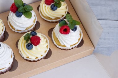 Tereyağlı ve protein kremalı lezzetli krema, taze ahududu, yabanmersini ve nane..