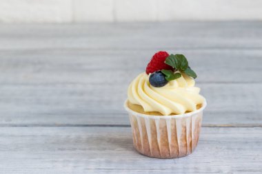 Tereyağlı, taze ahududu, yabanmersini ve nane aromalı lezzetli kek..