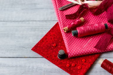 Dikiş için kumaş ve dikiş aksesuarları