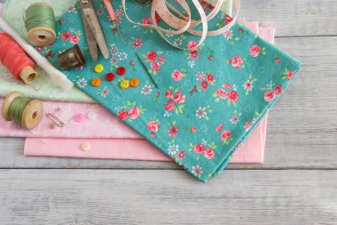 Dikiş için kumaş ve dikiş aksesuarları.