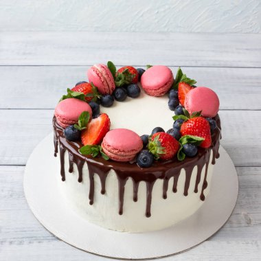 Çikolatalı ganache, badem kurabiyesi, taze böğürtlen ve naneli doğum günü pastası.