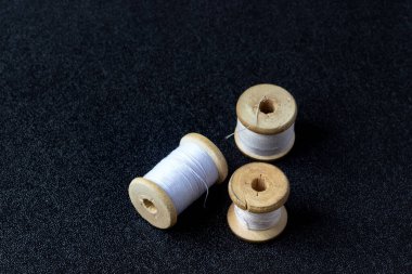 Siyah arkaplandaki vintage dikiş makaraları.