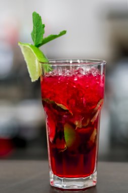 Arka planda taze içki