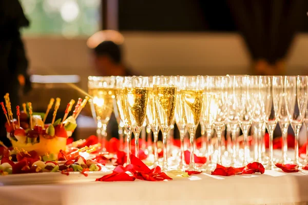 Glas champagne op tafel — Stockfoto