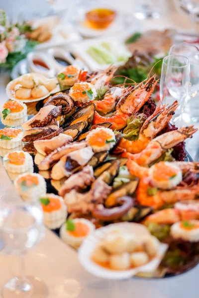 Deliciosos bocadillos de mariscos en un plato — Foto de Stock
