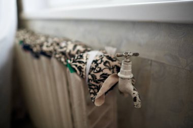 Eski ısıtma kaloriferi. Yalancı kediler için kumaşla boyanmış.