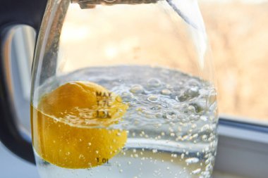 Yarım sarı limon, cam bir su ısıtıcısında kaynatılır.