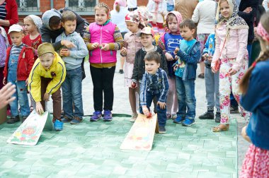 Farklı uluslarda oyunun farklı versiyonları var. Genellikle haşlanmış, süslenmiş yumurtalarla oynanıyor..