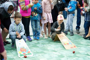 Farklı uluslarda oyunun farklı versiyonları var. Genellikle haşlanmış, süslenmiş yumurtalarla oynanıyor..