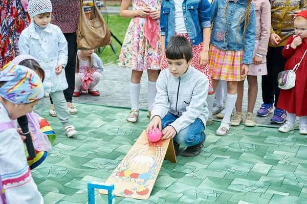 Astrakhan Rússia 2016 Ovo Rolando Rolo Ovo Páscoa Jogo Tradicional — Fotografia de Stock