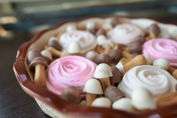 Prato Natal Simples Rosa Flores Marshmallow Brancas Biscoitos Marrons Brancos — Fotografia de Stock