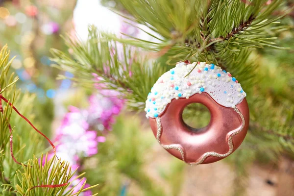 Ciambella giocattolo albero di Natale con smalto appeso sull'abete. Focus ravvicinato e selettivo — Foto Stock