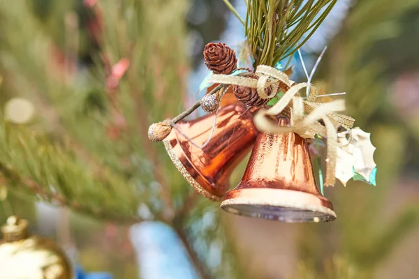 Albero di Natale giocattolo paio di campane d'oro appeso sull'abete. Focus ravvicinato e selettivo — Foto Stock