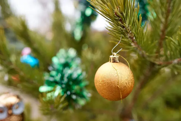 Giocattolo dell'albero di Natale palla arancione appesa all'abete. Focus ravvicinato e selettivo — Foto Stock