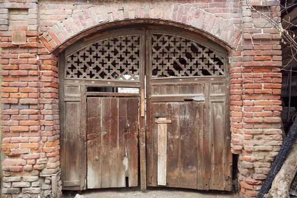 Antique wooden gate with cross-shaped grid — Stock Photo, Image