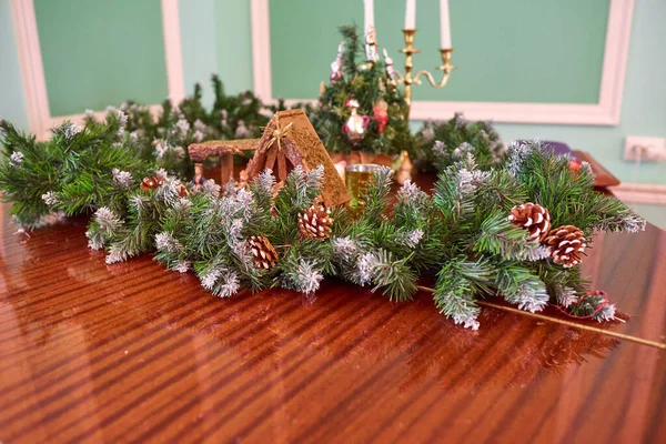 Figuras de Natal rodeadas de ramos de abeto — Fotografia de Stock
