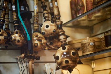 Topuz sert bir silahtır, bir çeşit sopa ya da bakiredir ve kabzanın ucunda ağır bir kafa kullanarak güçlü darbeler indirir.