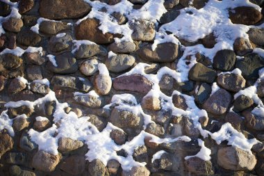 Karla kaplı gri taşın bulanık arkaplanı