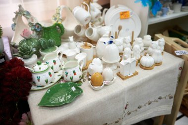 Dükkanda beyaz mutfak aletleri olan bir vitrin.