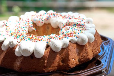 Paskalya pastası gibi kalın bir kremalı kek.